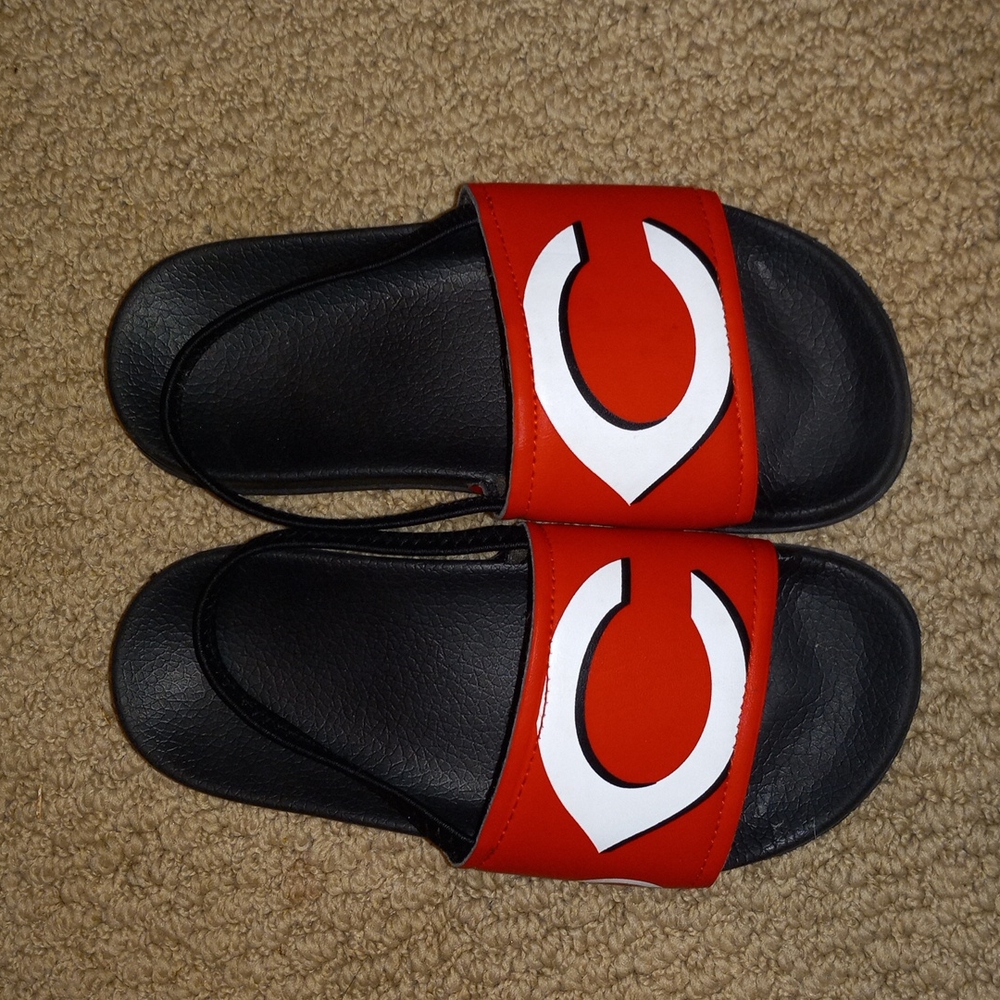 Kids Cincinnati Reds sandals with team logo
